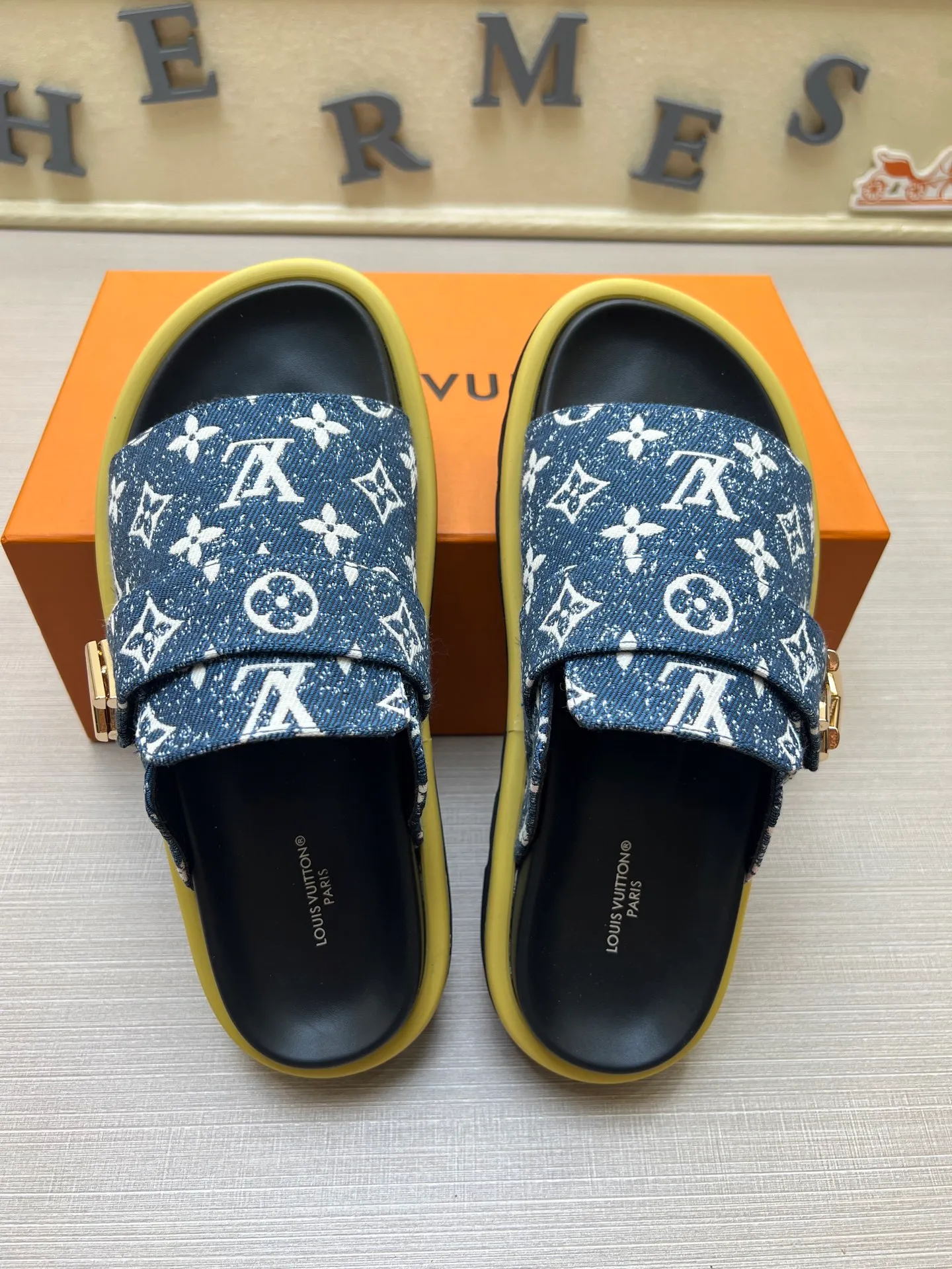 Factory price: 360💰【LOUIS VUITTON】Louis Vuitton, LV printing, men's and women's slippers are on the market, drawer box packaging with cloth bag, card, the upper pattern looks very soft and waxy, super versatile leg slimming artifact. Fabric: imported denim/canvas/old fabric, LV hardware LOGO, official website pattern printing, comfortable to wear, foot pads: high elastic men's shoes💰U water table. Sole: foam sole, heel height: about 5cm. Code number: 35-46, 35, 45, 46 are custom-made and non-returnable. Color: multiple colors and styles available.